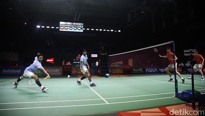 Sikat Pasangan Prancis, Bagas/Fikri Melaju ke 8 Besar Indonesia Open! Pebulu tangkis ganda putra Indonesia Shohibul Fikri dan Bagas Maulana melawan pasangan Prancis, Christo Popov dan Toma Junior Popov dalam babak 16 besar Indonesia Open 2024 di Istora Senayan, Jakarta, Kamis (6/6/2024). Fikri-Maulana menang dengan skor 21-11, 21-17.