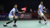 Duel sengit justru terjadi memasuki gim kedua. Kejar-kejaran poin berlangsung hingga kedudukan sama kuat 9-9. Bagas/Fikri kemudian mulai lepas dari tekanan dan memimpin 11-9 di interval. Jawara All England 2022 ini menjauhkan kejaran menjadi 17-13 dan 18-15. 