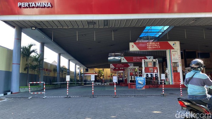 SPBU di Jalan Diponegoro tutup sementara imbas gangguan jaringan Pertamina yang disediakan Telkom.