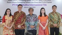 (ki-ka) Direktur Keuangan, Evelyn Susanto, Direktur Utama, Mengky Mangarek, Komisaris Independen, C. Togu Simanjutak, Komisaris Utama, Hillary Josephine, Direktur Operasional, Christoper Lee usai menggelar RUPS di Jakarta.