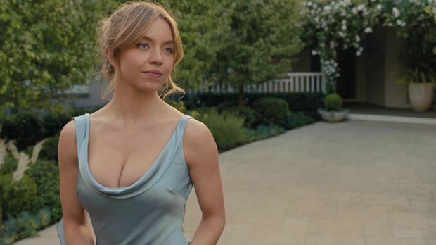 Cuplikan adegan Sydney Sweeney di Anyone But You.
