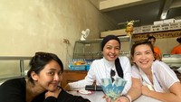 Tak hanya bersama suami, tempat makan dengan menu masakan Nusantara juga menjadi pilihan untuk hangout. Ia mengajak serta teman-temannya untuk makan nasi campur di Bali. Foto: Instagram/tantrisyalindri