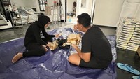 Tantri dan suaminya begitu mengutamakan kesederhanaan. Pasangan ini sempat mengabadikan momen makan nasi bungkus lesehan di atas terpal. Foto: Instagram/tantrisyalindri