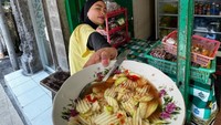 Warung makan tradisional yang jadul menjadi tempat hinggap favoritnya. Sepiring asinan buah racikan kuno dipilih untuk merelaksasi tubuhnya. Foto: Instagram/tantrisyalindri