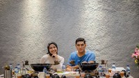 Tantri begitu hangat dengan keluarga besarnya. Ia yang awalnya ingin makan berdua suami di rumah akhirnya memilih untuk mengundang seluruh keluarga besar menikmati barbeque bersama. Foto: Instagram/tantrisyalindri