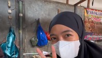 Setelah memiliki keluarga, vokalis ini lebih aktif di dapur. Ia tak keberatan untuk belanja sendiri ke pasar dan memasak sesuai kreativitasnya. Foto: Instagram/tantrisyalindri