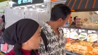 Saat berlibur bersama suaminya, pasangan ini juga lebih suka makanan kaki lima. Tantri Kotak dan suaminya memilih makanan kaki lima saat pergi ke Singapura. Foto: Instagram/tantrisyalindri