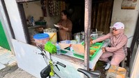 Tantri Kotak merupakan foodies yang paling gemar makanan tradisional. Setelah bersepeda hingga 9 kilometer rasa laparnya dituntaskan dengan nasi uduk jengkol. Foto: Instagram/tantrisyalindri