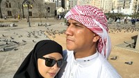Keduanya begitu bersyukur hingga menangis terharu mendapat kesempatan tersebut. Apalagi Tantri telah lama mengidam-idamkan untuk menunaikan haji ke tanah suci. Foto: Instagram/tantrisyalindri