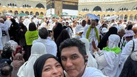 Tantri Syalindri atau Tantri Kotak mendapat kesempatan untuk menjalankan haji furoda. Ia pergi bersama suaminya, Arda Naff. Foto: Instagram/tantrisyalindri