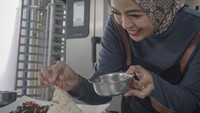 Tantri tak hanya jago bernyanyi, tetapi juga jago memasak. Ia seringkali membagikan resep berbagai makanan hasil racikannya melalui media sosial Instagram. Foto: Instagram/tantrisyalindri