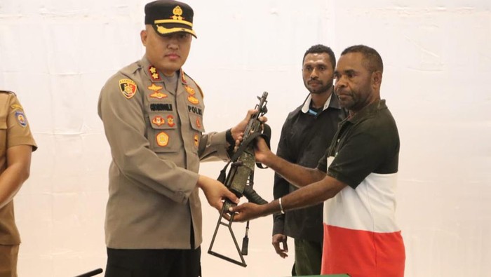 Warga bernama Hengki Tubes dan Ponti Dowansiba di Teluk Bintuni, Papua Barat, menyerahkan dua senjata api rakitan dan 11 amunisi ke Polres Bintuni.