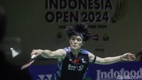 Selepas jeda, Ester kembali bangkit dengan menyalip Wang menjadi 12-11, namun tunggal China tersebut merebut lima poin beruntun untuk melebarkan jarak menjadi 16-12. Ia hanya memberi Ester tambahan satu poin sebelum mengunci gim pertama dengan skor 21-13.