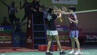 Namun Wang mendapat dua poin beruntun menjadi 20-12 usai dua pukulannya ke sudut kiri dan kanan lapangan gagal dijangkau Ester. Skor menjadi 13-20 usai pukulan Wang mengenai net, namun Wang segera menang 21-13 usai Ester salah pengamatan dalam menyikapi shuttlecock yang datang ke tepi lapangan, yang ternyata masih masuk dalam area permainan.