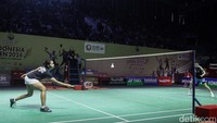 Ester Nurumi Tri Wardoyo bertanding melawan pebulutangkis China, Wang Zhi Yi pada babak 16 besar Indonesia Open 2024 di Istora Senayan, Jakarta, Kamis (6/6/2024).