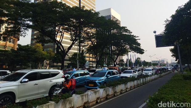 Tim Nasional Indonesia menghadapi Irak sore ini di Stadion GBK dalam lanjutan kualifikasi Piala Dunia 2026. Kawasan GBK terpantau macet sore ini. (Kurniawan F/detikcom)