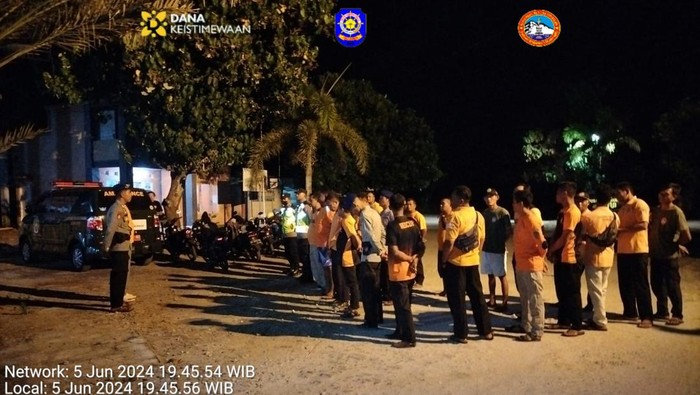 Tim SAR saat bersiap melakukan pencarian dua nelayan yang tenggelam saat pasang jaring lobster di Pantai Sadeng, Gunungkidul, Rabu (5/6/2024).