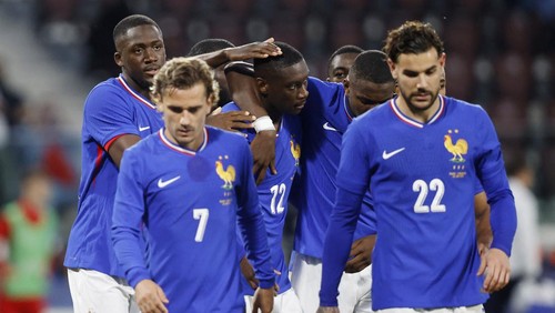 Soccer Football - International Friendly - France v Luxembourg - Stade Saint-Symphorien, Metz, France - June 5, 2024 Frances Randal Kolo Muani celebrates scoring their first goal with teammates REUTERS/Johanna Geron
