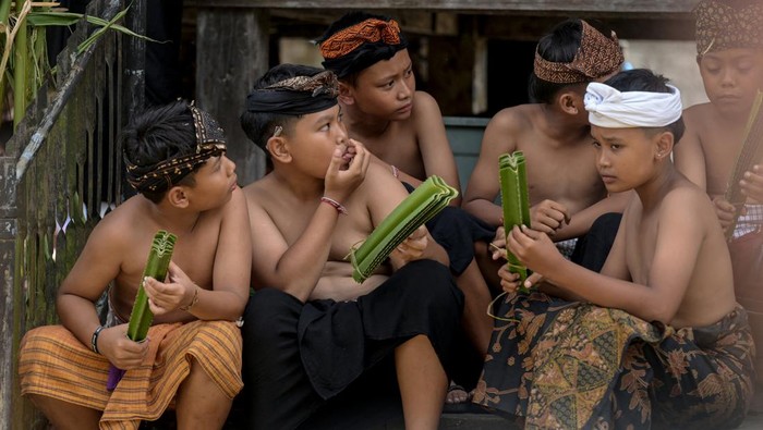 Balinese villagers prepare to fight using thorny pandanus leaves and rattan shields during the annual Perang Pandan (Pandanus War) event in Tenganan on the Indonesian resort island of Bali island on June 5, 2024. (Photo by SONNY TUMBELAKA / AFP)