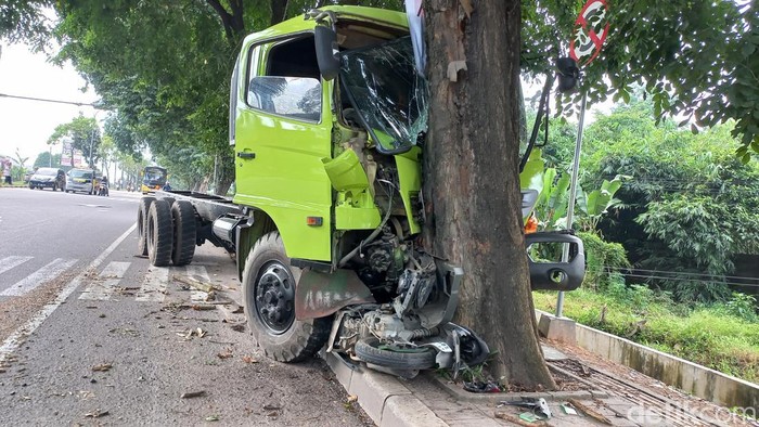 Sebuah truk mengalami rem blong hingga menabrak pengendara motor dan pohon besar.Kecelakaan terjadi di Jalan Soekarno Hatta, Palembang pada Kamis (6/6/2024) sekitar pukul 11.30 WIB.
