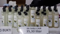 Sejumlah barang bukti sabu cair diperlihatkan saat ungkap kasus narkotika di Polda Kepri, Batam, Kepulauan Riau, Kamis (6/6/2024). 