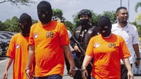 Polda Kepri mengungkap kasus pabrik pengolahan sabu cair menjadi sabu kristal (padat) siap edar di Apartemen Queen Victoria, Batam, serta mengamankan tiga orang tersangka dan menyita barang bukti sebanyak 68 botol ukuran 500 ml total berisi 35,30 liter sabu cair. 