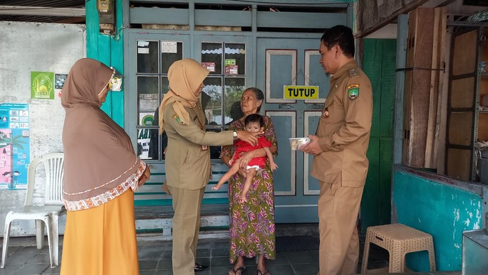 Warga Kunden Blora kompak memberikan bantuan penanganan stunting