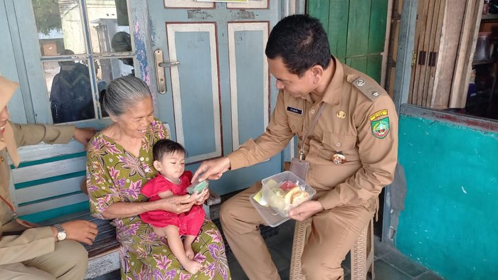 Warga Kunden Blora kompak memberikan bantuan penanganan stunting.