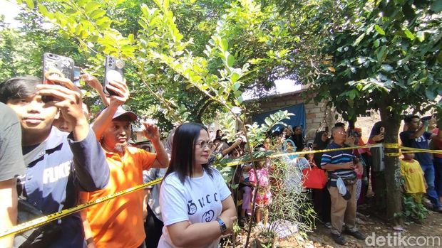 Warga riuh menyaksikan kedatangan pembunuh bocah di Bekasi saat prarekonstruksi