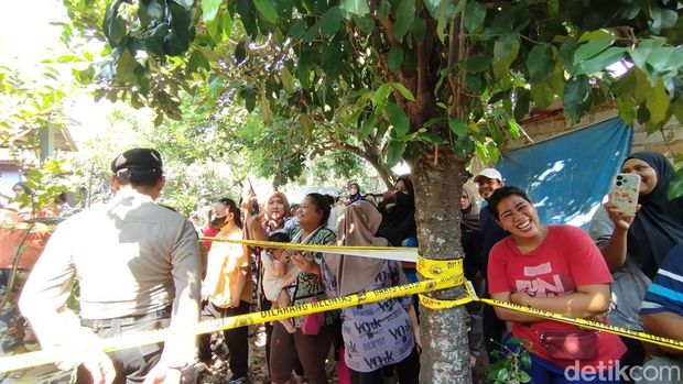 Warga riuh menyaksikan kedatangan pembunuh bocah di Bekasi saat prarekonstruksi