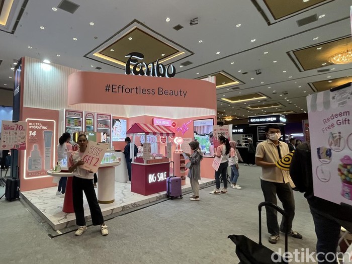 Acara Jakarta X Beauty 2024 yang digelar sejak 6-9 Juni 2024 di JCC. Ada lebih dari 400 brand kecantikan yang memberikan potongan harga menarik.