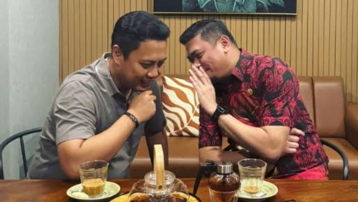 Adnan Purichta Ichsan mengunggah foto bisik-bisik bareng Andi Iwan Darmawan Aras (AIA).