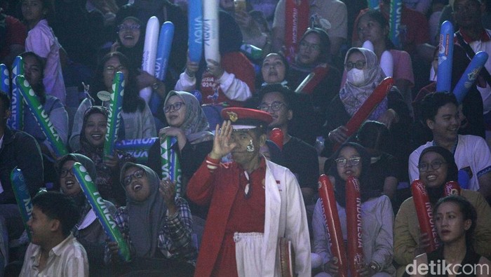Aksi Penonton Dorong Semangat Atlet Indonesia di Indonesia Open 2024 Antusias penonton sangat terasa di Istora Senayan, Jakarta. Mereka menyemangati atlet Indonesia yang berlaga di Indonesia Open 2024.