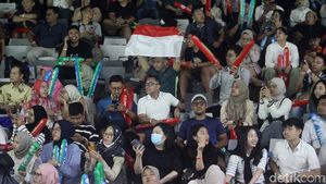 Aksi Penonton Dorong Semangat Atlet Indonesia di Indonesia Open 2024
