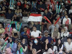 Aksi Penonton Dorong Semangat Atlet Indonesia di Indonesia Open 2024