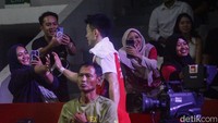 Beberapa di antaranya dalam bersalaman dengan sang atlet. 