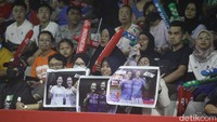 Mereka juga membawa foto atlet bulutangkis Indonesia.
