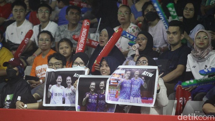 Aksi Penonton Dorong Semangat Atlet Indonesia di Indonesia Open 2024 Antusias penonton sangat terasa di Istora Senayan, Jakarta. Mereka menyemangati atlet Indonesia yang berlaga di Indonesia Open 2024.