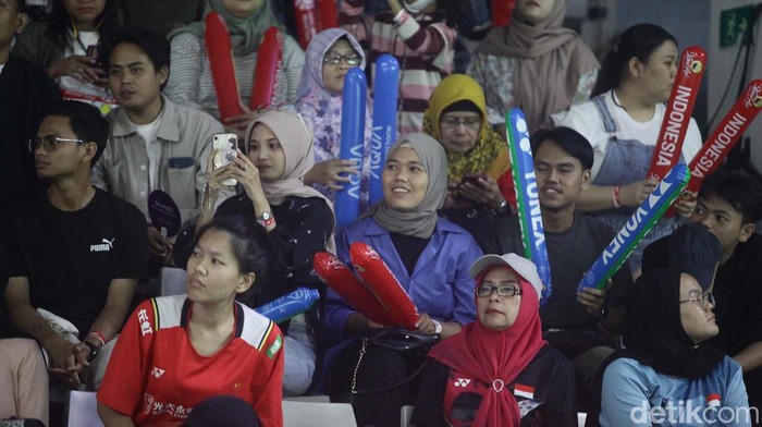 Antusias penonton sangat terasa di Istora Senayan, Jakarta. Mereka menyemangati atlet Indonesia yang berlaga di Indonesia Open 2024.