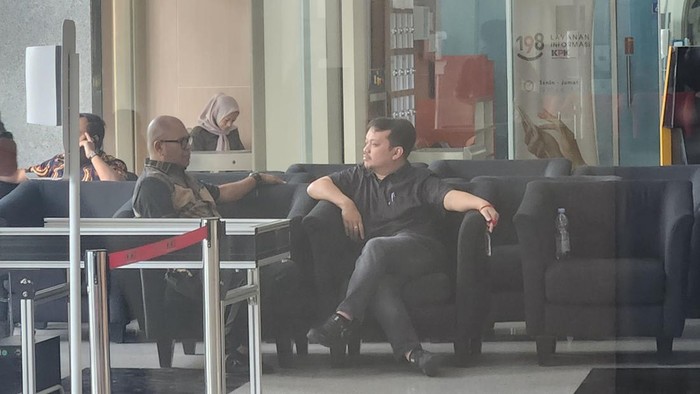 Anak SYL Redindo saat berada di KPK (kemeja hitam)-(Adrial/detikcom)