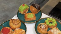 Meski baru buka kurang dari satu bulan, Circles Bakery sudah viral dan laris manis di Yogyakarta karena tampilan pastrynya yang cantik. Foto: Instagram @folkjogja/jogjatreats