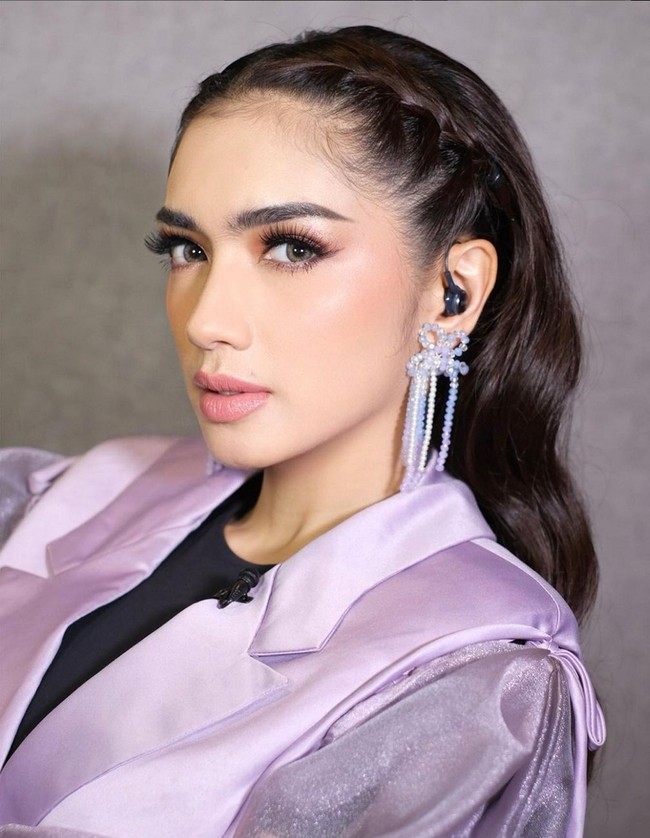 Ibu dua anak ini menghabiskan waktu cukup lama di Negeri Ginseng. Mulai dari konsultasi, pemeriksaan kesehatan, tindakan bedah hingga pemulihan. Foto: Instagram/@realangelkaramoy