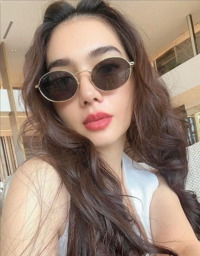 Banyak yang menyayangkan kenapa Angel Karamoy memutuskan operasi plastik. Netizen berpendapat wajahnya sudah sangat cantik tanpa harus dilakukan pembedahan. Foto: Instagram/@realangelkaramoy