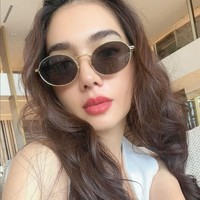 Banyak yang menyayangkan kenapa Angel Karamoy memutuskan operasi plastik. Netizen berpendapat wajahnya sudah sangat cantik tanpa harus dilakukan pembedahan. Foto: Instagram/@realangelkaramoy