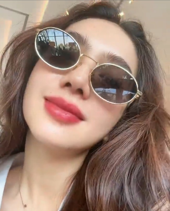 Ada pula netizen yang membela. Menurut mereka, wajah Angel tampak jauh lebih cantik setelah operasi plastik. Foto: Instagram/@realangelkaramoy