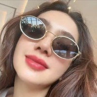 Ada pula netizen yang membela. Menurut mereka, wajah Angel tampak jauh lebih cantik setelah operasi plastik. Foto: Instagram/@realangelkaramoy