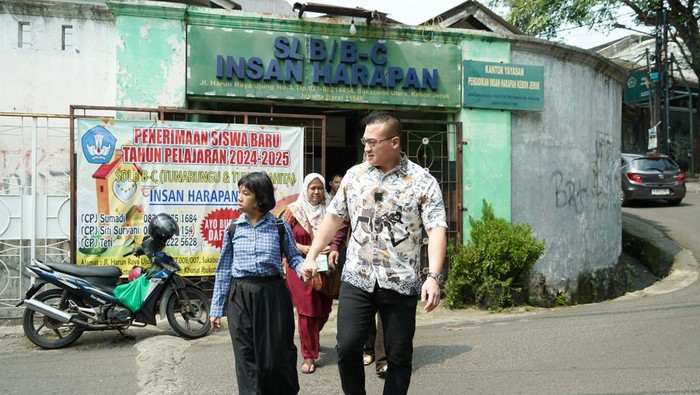Anggota DPRD DKI Jakarta Komisi D Fraksi PDI Perjuangan Hardiyanto Kenneth Membayar SPP Siswi SLB Yang Bernama Syira Bunga
