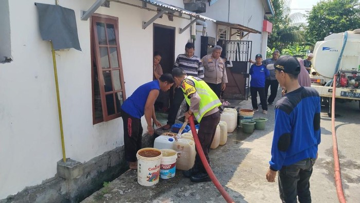 Anggota Polsek Indralaya berikan bantuan air bersih ke warga
