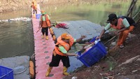 Petugas Dinas Kebersihan DKI Jakarta membersihkan sampah di kawasan Kali Pesanggrahan, Jakarta Selatan, Jakarta, Jumat (7/6/2024).