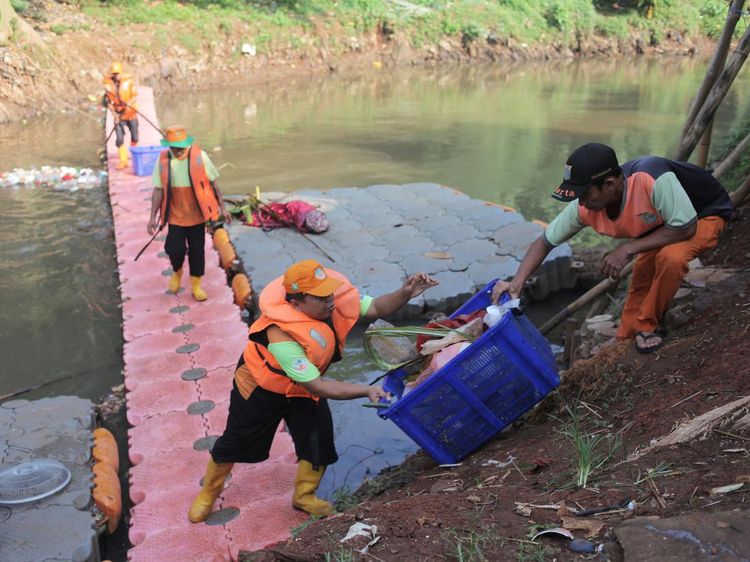 Antisipasi Banjir, Sampah Kali Pesanggrahan Dibersihkan Rutin